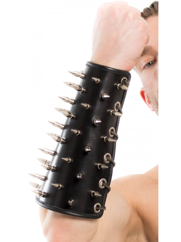 Gauntlet with spikes