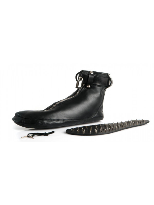 Pain socks with studded insole